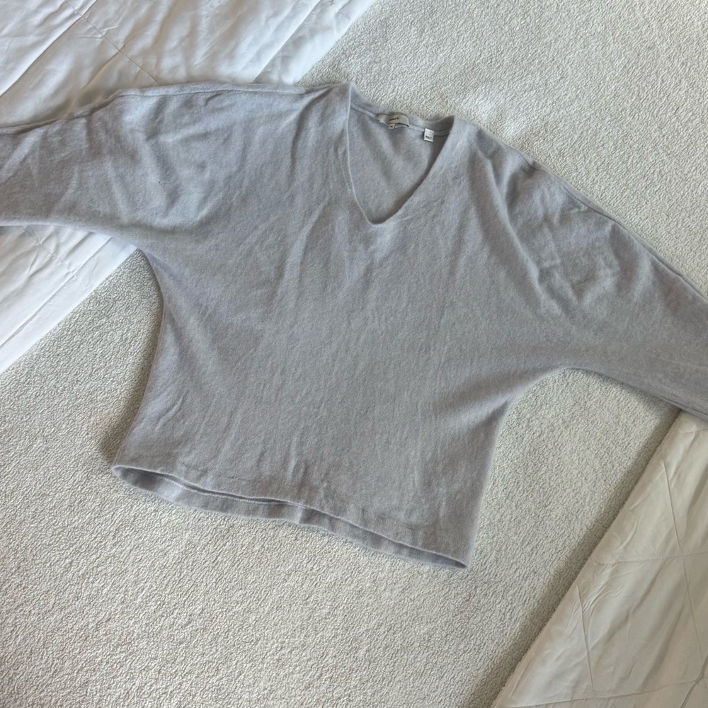 Vince Soft blue  V-Neck  Pullover 100% cashmere  sized XS, fits like a small